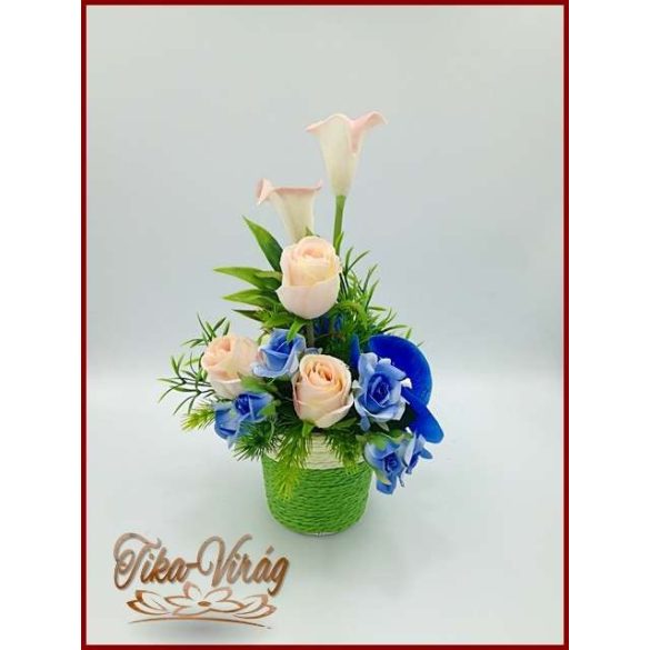 Kék-orchideás-rózsaszín kálás-rózsás ikebana 