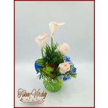 Kék-orchideás-rózsaszín kálás-rózsás ikebana 