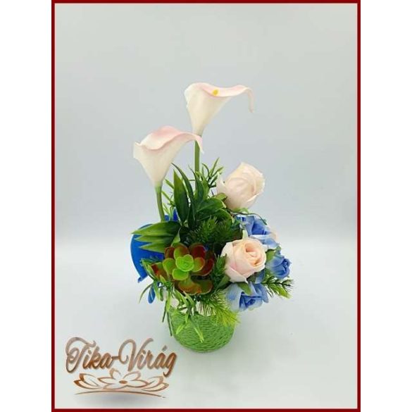 Kék-orchideás-rózsaszín kálás-rózsás ikebana 