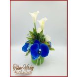 Kék-orchideás-fehér kálás-rózsás ikebana 