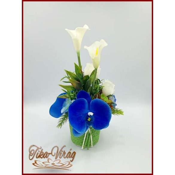 Kék-orchideás-fehér kálás-rózsás ikebana 