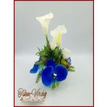 Kék-orchideás-fehér kálás-rózsás ikebana 