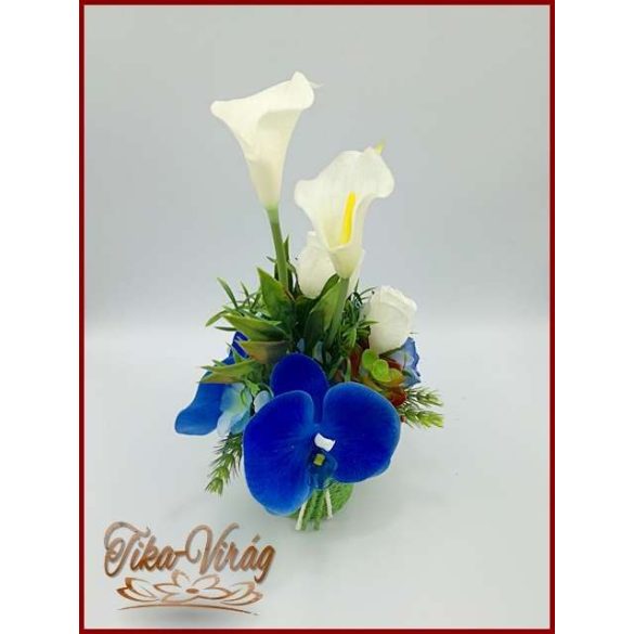 Kék-orchideás-fehér kálás-rózsás ikebana 