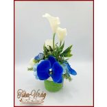 Kék-orchideás-fehér kálás-rózsás ikebana 