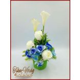 Kék-orchideás-fehér kálás-rózsás ikebana 