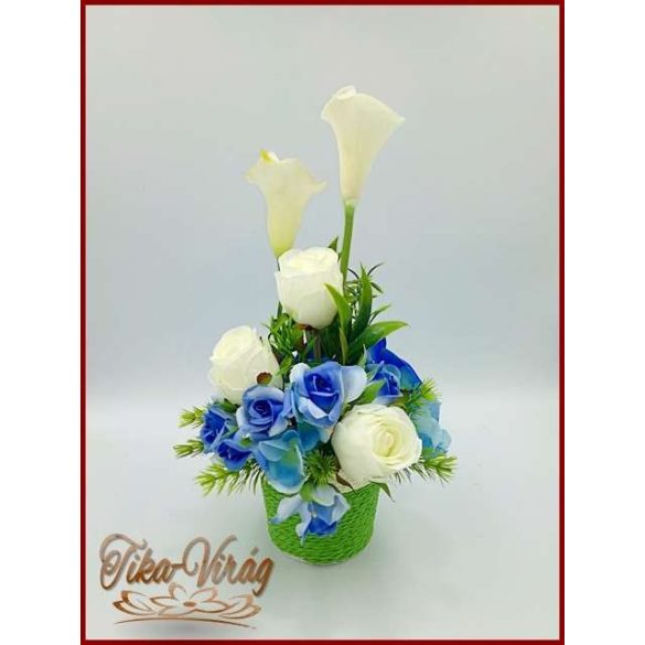 Kék-orchideás-fehér kálás-rózsás ikebana 