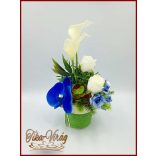 Kék-orchideás-fehér kálás-rózsás ikebana 