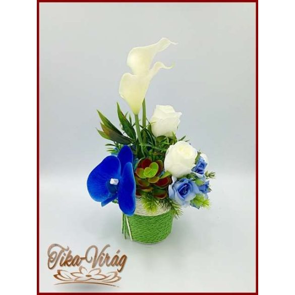 Kék-orchideás-fehér kálás-rózsás ikebana 
