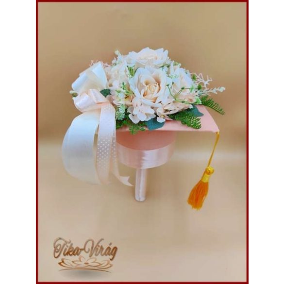 Különleges barack színű egyedi Ballagó-kalap formájú örök-csokor 