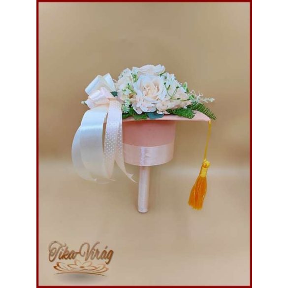 Különleges barack színű egyedi Ballagó-kalap formájú örök-csokor 