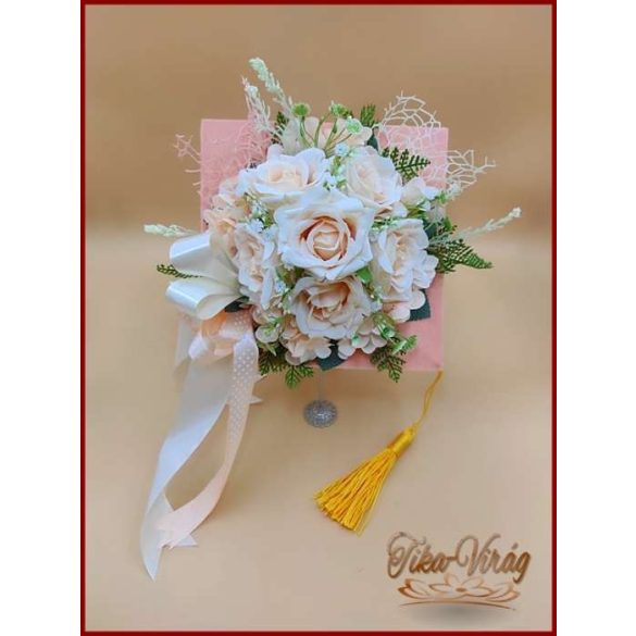 Különleges barack színű egyedi Ballagó-kalap formájú örök-csokor 