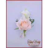 Púder-rózsaszín rózsás-fehér kálás kitűző, bokréta 