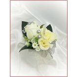 25 szálas ekrü rózsa örök-csokor ezüst díszítéssel + kitűzővel 