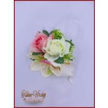 Csuklódísz rózsaszín-fehér virágokkal gyöngysoron kövekkel díszítve 