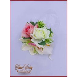   Csuklódísz rózsaszín-fehér virágokkal gyöngysoron kövekkel díszítve 