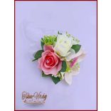 Csuklódísz rózsaszín-fehér virágokkal gyöngysoron kövekkel díszítve 