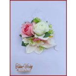 Csuklódísz rózsaszín-fehér virágokkal gyöngysoron kövekkel díszítve 