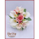 Koszorúslány vagy dobó örök-csokor kála, rózsa, orchidea, liziantusz kövekkel díszített 