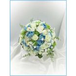 Fehér rózsás-kék boglárkás örök-csokor + kitűzővel 