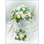 Fehér rózsás-kék boglárkás örök-csokor + kitűzővel 