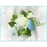 Fehér rózsás-kék boglárkás örök-csokor + kitűzővel 