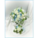 Fehér rózsás-kék boglárkás örök-csokor + kitűzővel 