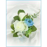 Fehér rózsás-kék boglárkás kitűző, bokréta 