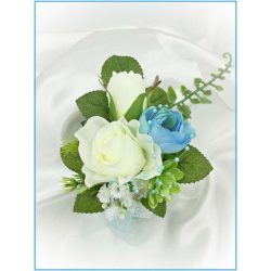 Fehér rózsás-kék boglárkás kitűző, bokréta 