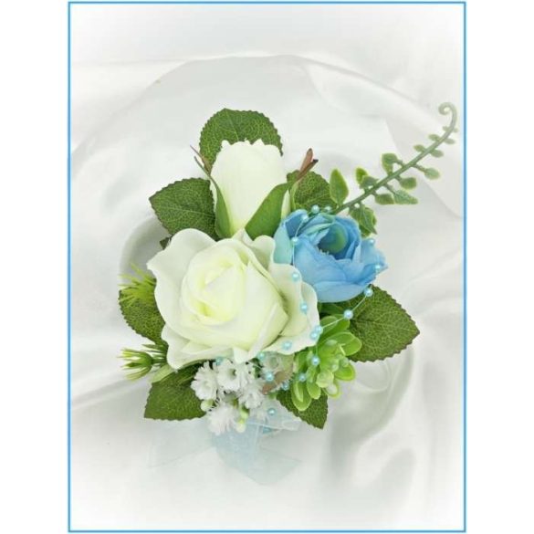 Fehér rózsás-kék boglárkás kitűző, bokréta 