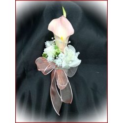   Rózsaszín kála barack-fehér díszítésű kitűző, bokréta 