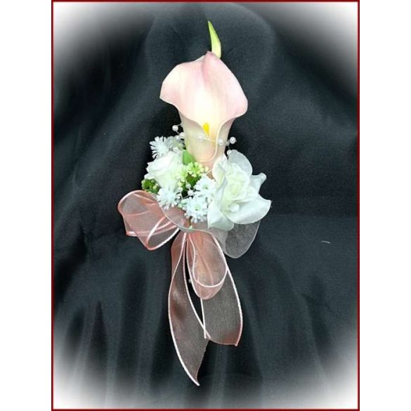 Rózsaszín kála barack-fehér díszítésű kitűző, bokréta 