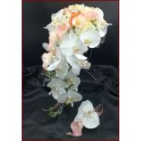 Fehér orchideás-rózsaszín kálás-narancs-barack rózsás örök-csokor kitűzővel 