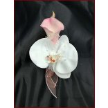 Fehér orchideás-rózsaszín kálás-narancs-barack rózsás örök-csokor kitűzővel 