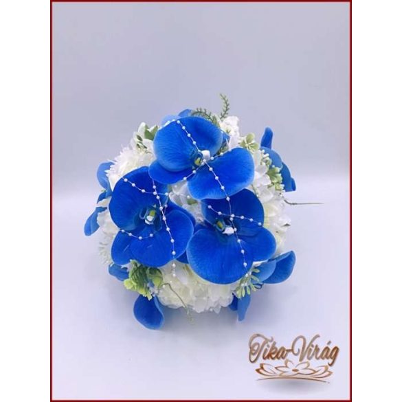 Kék orchideás-fehér rózsával, dália, iszalaggal díszített örök-csokor 