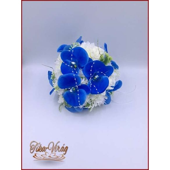 Kék orchideás-fehér rózsával, dália, iszalaggal díszített örök-csokor 