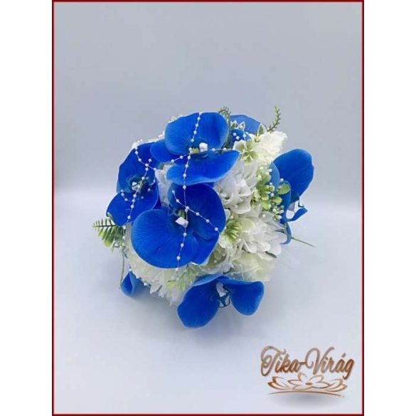 Kék orchideás-fehér rózsával, dália, iszalaggal díszített örök-csokor 