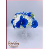 Kék orchideás-fehér rózsával, dália, iszalaggal díszített örök-csokor 