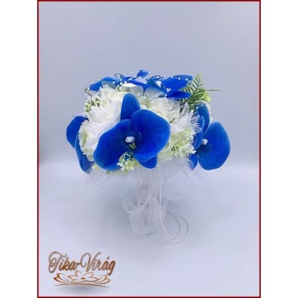 Kék orchideás-fehér rózsával, dália, iszalaggal díszített örök-csokor 