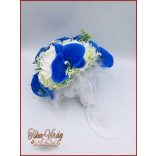 Kék orchideás-fehér rózsával, dália, iszalaggal díszített örök-csokor 