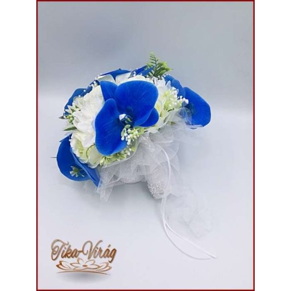 Kék orchideás-fehér rózsával, dália, iszalaggal díszített örök-csokor 