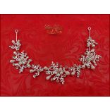 Strasszos hajdísz fehér gyöngyökkel díszítve BENHQ-211201.3.