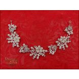 Strasszos hajdísz fehér gyöngyökkel díszítve BENHQ-211201.