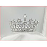 Esküvői teljes kör korona – elegáns virágos díszítésű