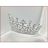 Esküvői teljes kör korona – elegáns virágos díszítésű