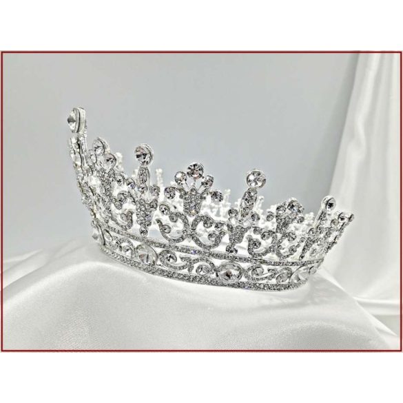 Esküvői teljes kör korona – elegáns virágos díszítésű