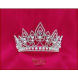 Korona fehér gyöngy díszítéssel CALNC-19901.E.