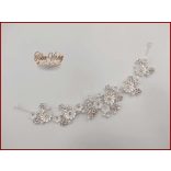 Fehér virágokkal díszített strasszos hajdísz, hajdrót CARCI-191008.v.