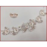 Fehér virágokkal díszített strasszos hajdísz, hajdrót CARCI-191008.v.