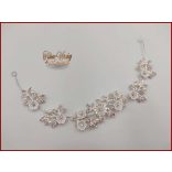 Fehér virágokkal díszített strasszos hajdísz, hajdrót CARCI-191009.v.