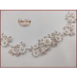 Fehér virágokkal díszített strasszos hajdísz, hajdrót CARCI-191009.v.